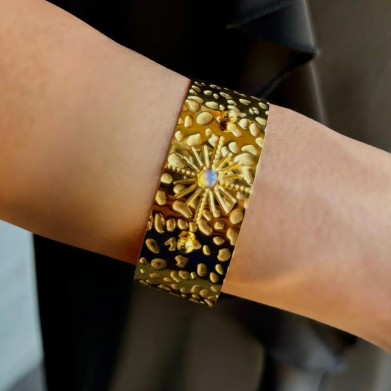 Vintage Star Cuff Gold Bangle
