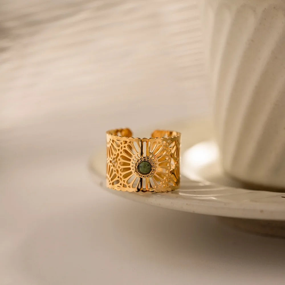 Elegant retro ring with natural stone