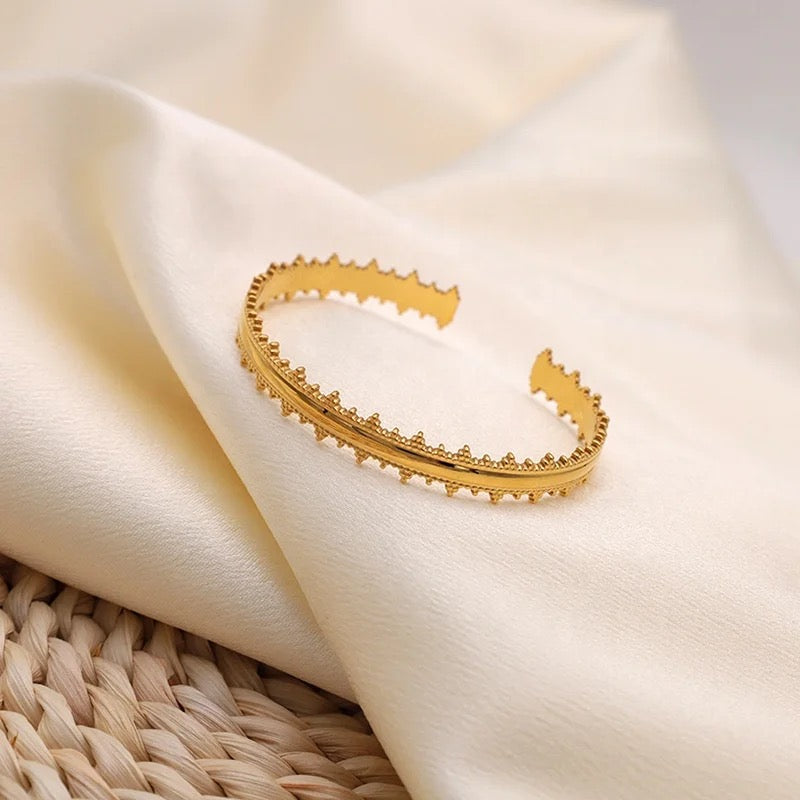 Trendy wave shape bracelet