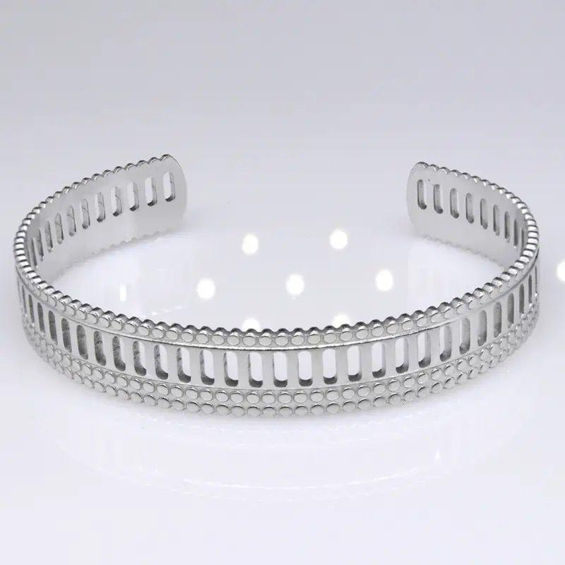 Roman style open bangle