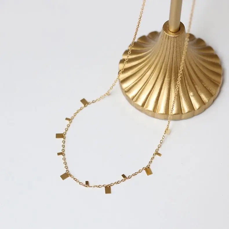 Shiny Chokers With Exquisite shapes