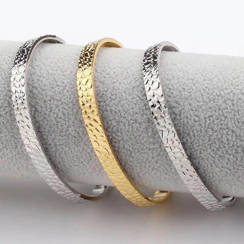 Couple textured bangle