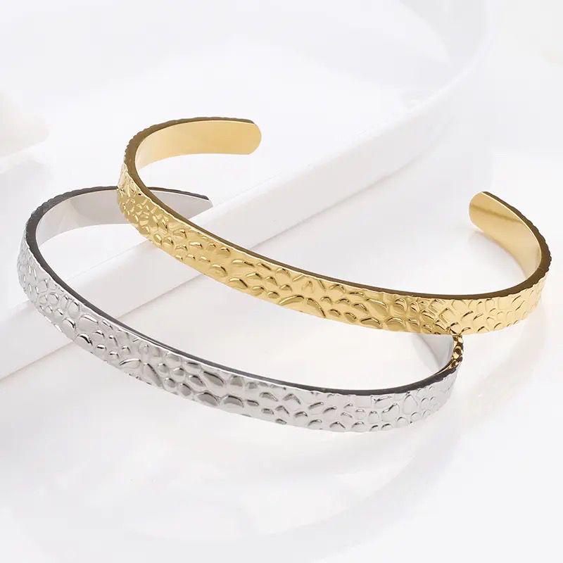 Couple textured bangle